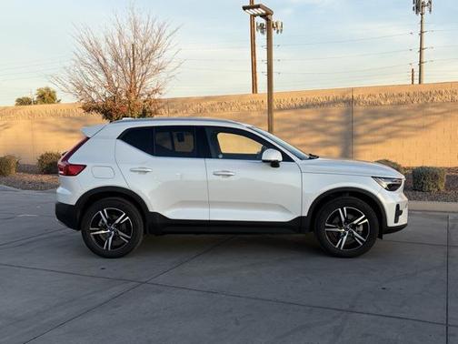 2025 Volvo XC40 B5 Core Bright Theme