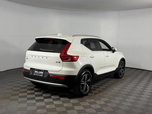 2025 Volvo XC40 B5 Core Bright Theme