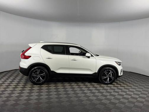 2025 Volvo XC40 B5 Core Bright Theme
