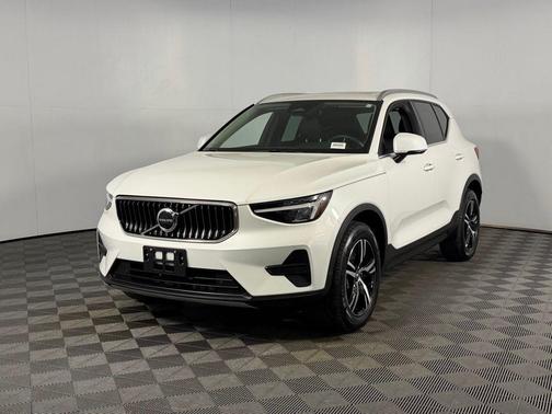 2025 Volvo XC40 B5 Core Bright Theme