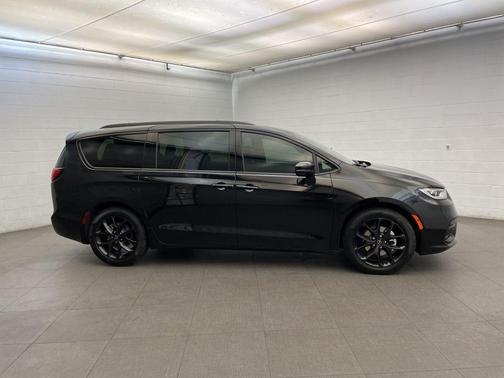 Diamond Black Crystal Pearlcoat 2026 Chrysler Pacifica L