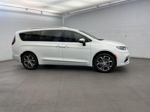 Bright White Clearcoat 2026 Chrysler Pacifica L