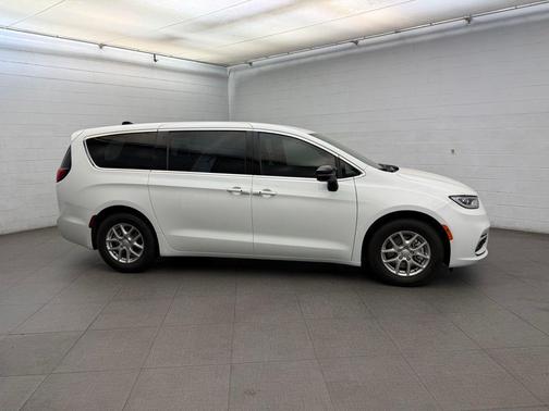 Bright White Clearcoat 2026 Chrysler Pacifica L