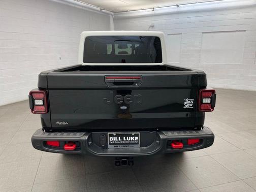 Black Clearcoat 2026 Jeep Gladiator Rubicon