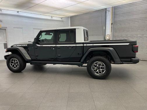 Black Clearcoat 2026 Jeep Gladiator Rubicon