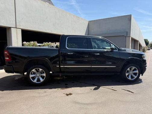 Diamond Black Crystal Pearlcoat 2021 RAM 1500 Limited