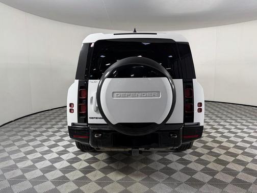 2024 Land Rover Defender 130 P400 X-Dynamic SE