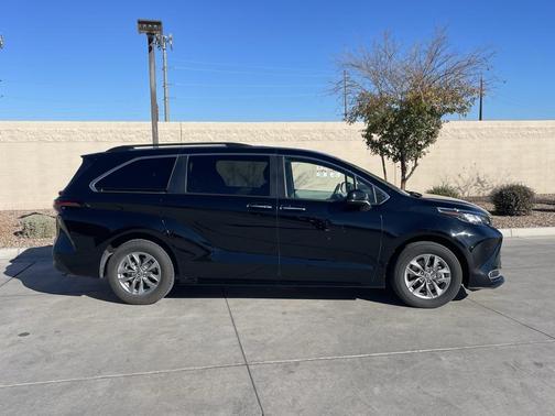 2023 Toyota Sienna XLE