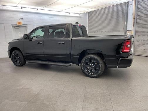 Diamond Black Crystal Pearlcoat 2026 RAM 1500 Express