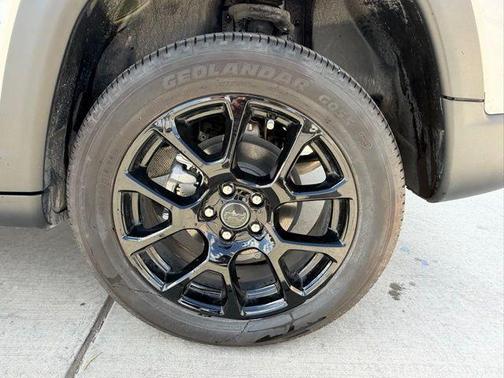 Silver Zynith Metallic Clearcoat 2025 Jeep Compass Latitude