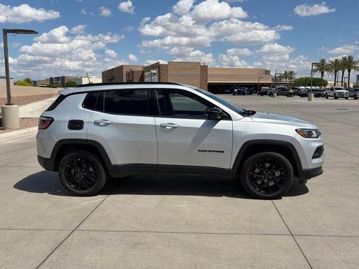 Silver Zynith Metallic Clearcoat 2025 Jeep Compass Latitude