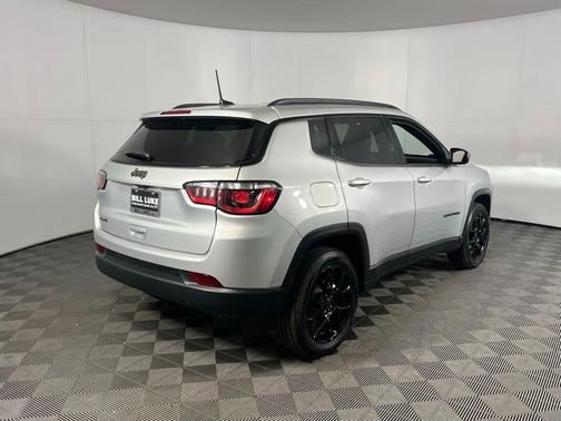 Silver Zynith Metallic Clearcoat 2025 Jeep Compass Latitude