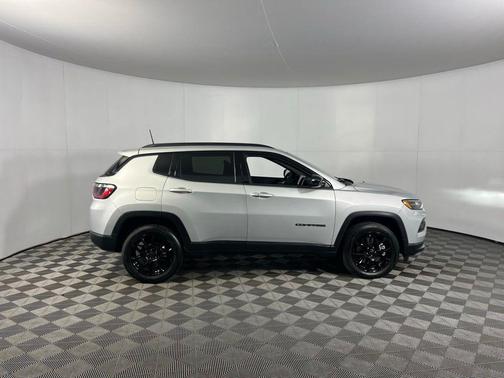 Silver Zynith Metallic Clearcoat 2025 Jeep Compass Latitude