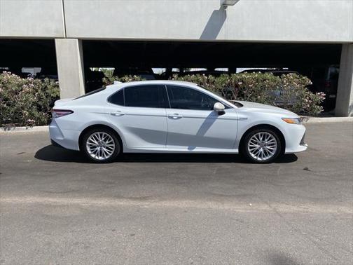2020 Toyota Camry Hybrid XLE
