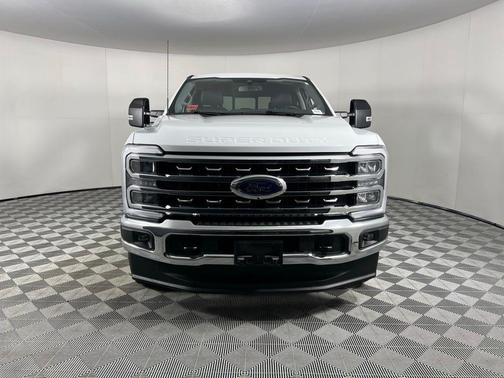 Oxford White 2024 Ford F-250 Lariat
