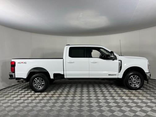 Oxford White 2024 Ford F-250 Lariat