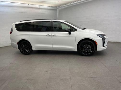 White 2027 Chrysler Pacifica Limited
