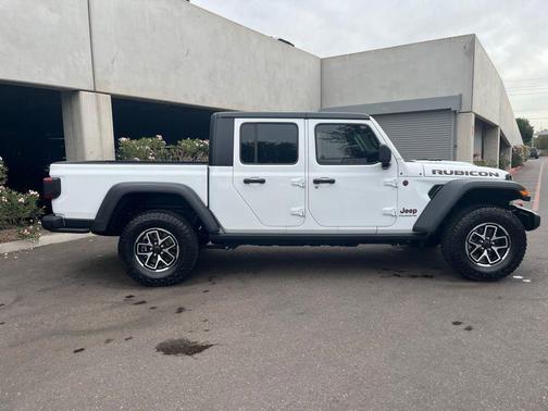 Bright White Clearcoat 2024 Jeep Gladiator Rubicon