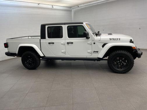 Bright White Clearcoat 2021 Jeep Gladiator Willys 4x4