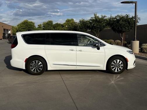 2023 Chrysler Pacifica Hybrid Limited