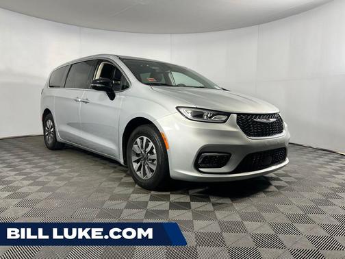 Silver Mist Clearcoat 2024 Chrysler Pacifica Hybrid Select