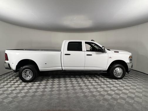 2025 RAM 3500 Tradesman Crew Cab 4x4 8' Box