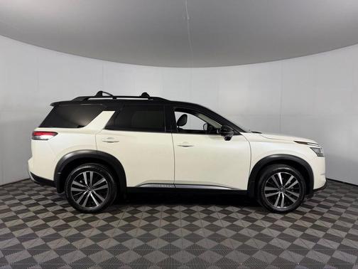 Pearl White Tricoat/Super Black 2024 Nissan Pathfinder Platinum 4WD