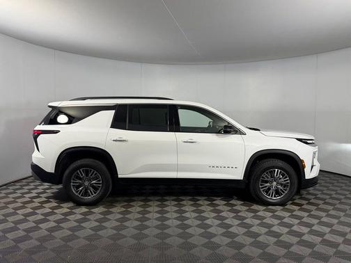 Summit White 2025 Chevrolet Traverse LT