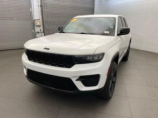 Bright White Clearcoat 2023 Jeep Grand Cherokee Altitude