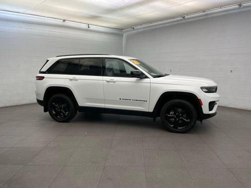 Bright White Clearcoat 2023 Jeep Grand Cherokee Altitude