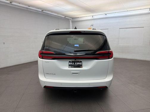 Bright White Clearcoat 2026 Chrysler Pacifica L