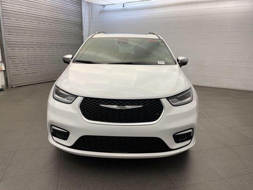 Bright White Clearcoat 2026 Chrysler Pacifica L