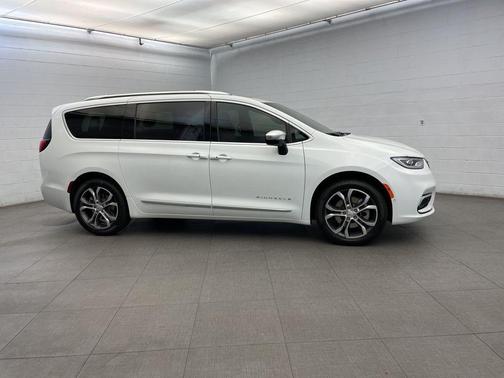 Bright White Clearcoat 2026 Chrysler Pacifica L
