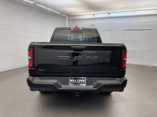 Diamond Black Crystal Pearlcoat 2026 RAM 1500 Express