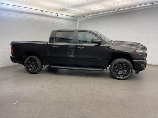 Diamond Black Crystal Pearlcoat 2026 RAM 1500 Express