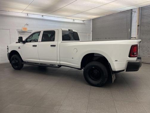Bright White Clearcoat 2026 RAM 3500 Tradesman Crew Cab 4x4 8' Box