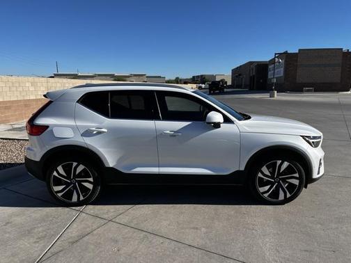 2023 Volvo XC40 B5 Ultimate Bright Theme