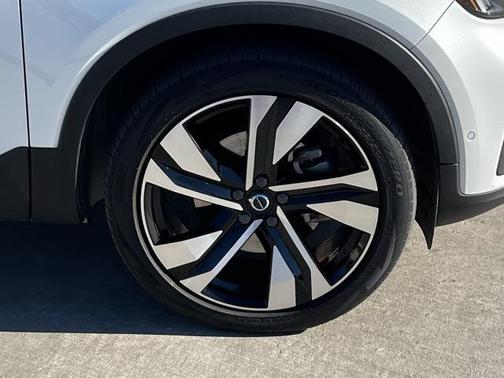 2023 Volvo XC40 B5 Ultimate Bright Theme