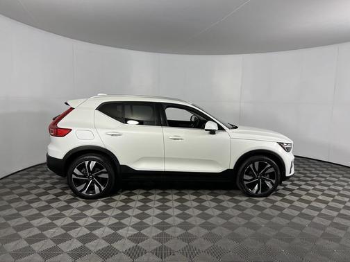 2023 Volvo XC40 B5 Ultimate Bright Theme