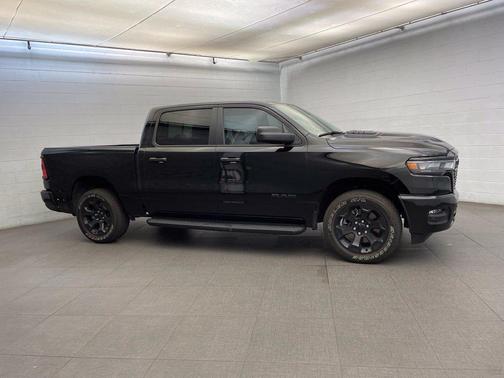 Diamond Black Crystal Pearlcoat 2026 RAM 1500 Express