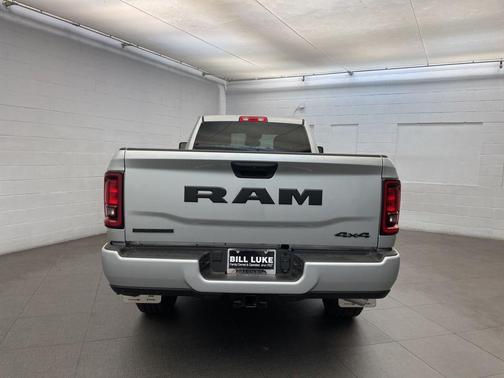 Silver Zynith 2026 RAM 3500 Big Horn Crew Cab 4x4 8' Box