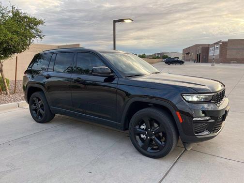 Diamond Black Crystal Pearlcoat 2023 Jeep Grand Cherokee Limited