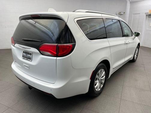 Bright White Clearcoat 2019 Chrysler Pacifica Touring L