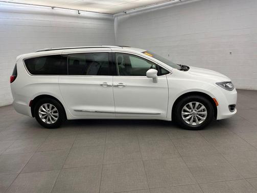 Bright White Clearcoat 2019 Chrysler Pacifica Touring L