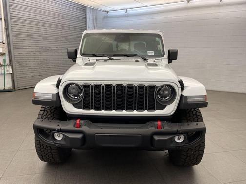 Bright White Clearcoat 2026 Jeep Gladiator Rubicon