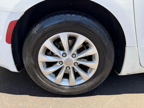 Bright White Clearcoat 2018 Chrysler Pacifica Touring Plus