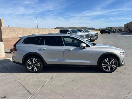2025 Volvo V60 Cross Country Plus, B5 AWD Gas (mild hybrid)