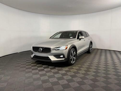 2025 Volvo V60 Cross Country Plus, B5 AWD Gas (mild hybrid)