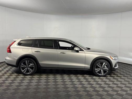 2025 Volvo V60 Cross Country Plus, B5 AWD Gas (mild hybrid)