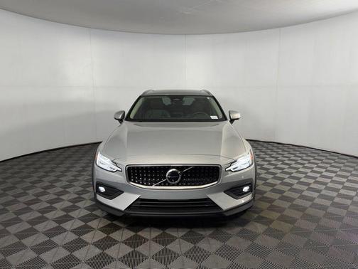 2025 Volvo V60 Cross Country Plus, B5 AWD Gas (mild hybrid)